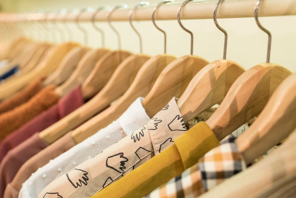Camises exposades en un penjador