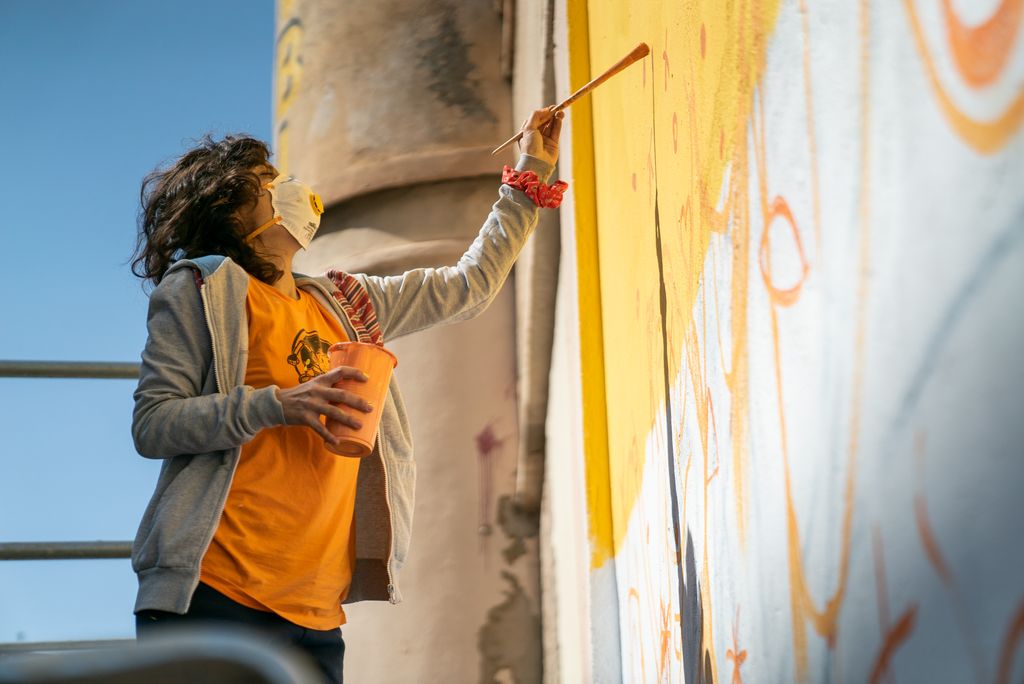 Una de les il·lustradores esbossa les figures que aniran al mural reivindicatiu de la Model