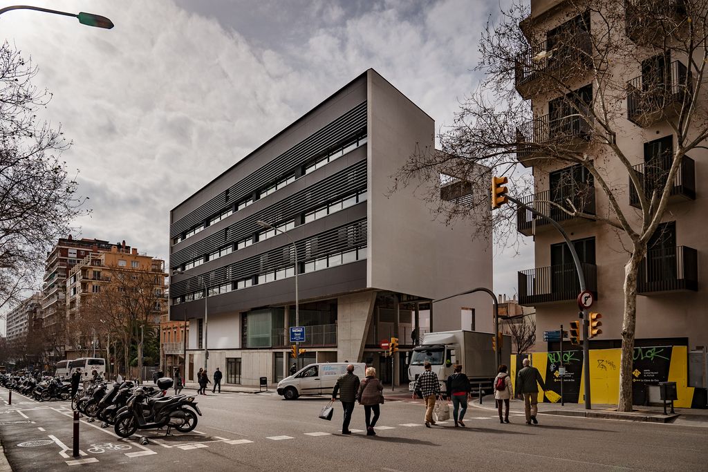 Edifici i entorns de la nova escola Anglesola