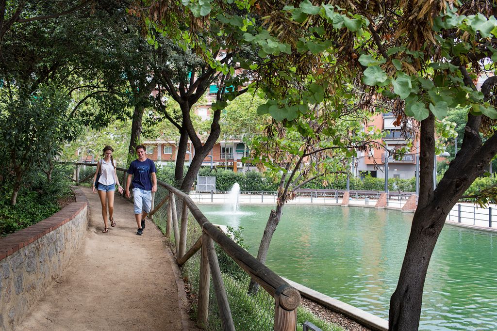 Joves passejant vora el llac del Parc de La Pegaso
