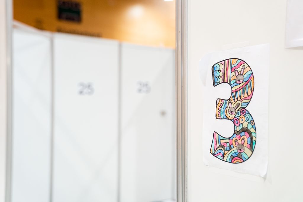 Full a la porta d'una de les sales amb un 3 pintat de colors al Centre Esportiu Municipal Claror (Pavelló Salut)