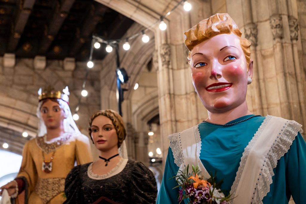 La geganta Laia del Vallespir exposada a l'Ajuntament amb motiu de les Festes de Santa Eulàlia acompanyada de la Isabel de Portugal i de la Constança de Sicília, gegantes de Sant Pere de les Puel·les