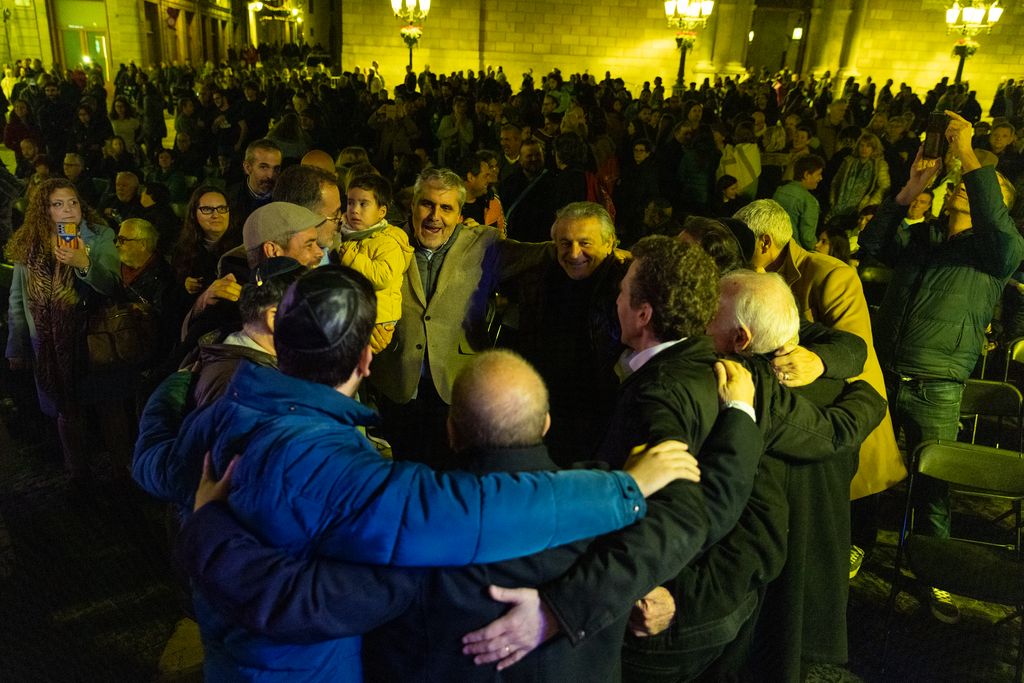 Jordi Rabassa ballant amb part dels assistents a l'acte de celebració de la Hanukkà a la plaça de Sant Jaume.