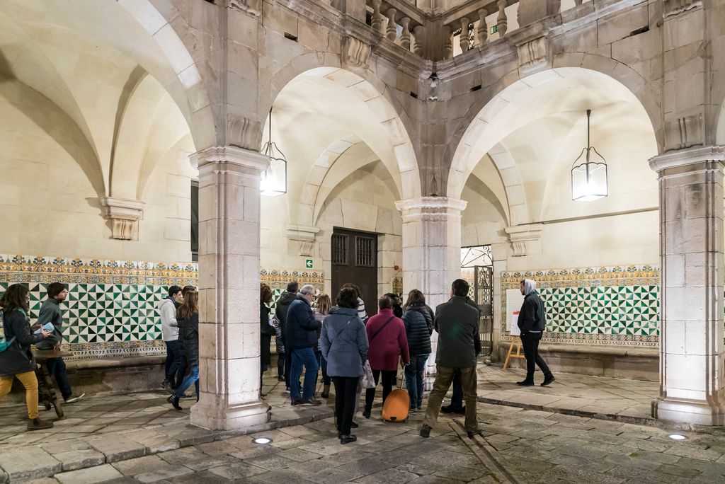 Visitants al Claustre de l'Institut d'Estudis Catalans a la Casa de la Convalescència