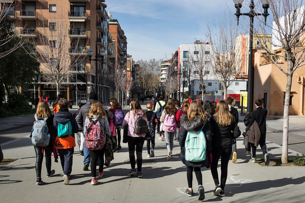 Grup d'escolars caminant per la Rambla del Poblenou