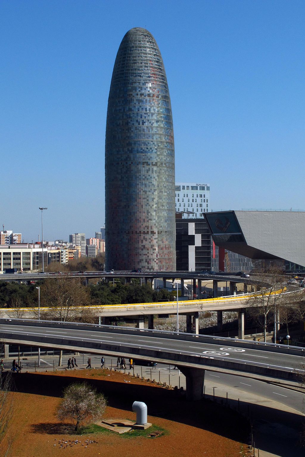 Març 2012. Vehicles circulant per la plataforma elevada de la gran via de les Corts Catalanes a l’altura de la plaça de les Glòries amb cotxes entrant des de l’avinguda Diagonal