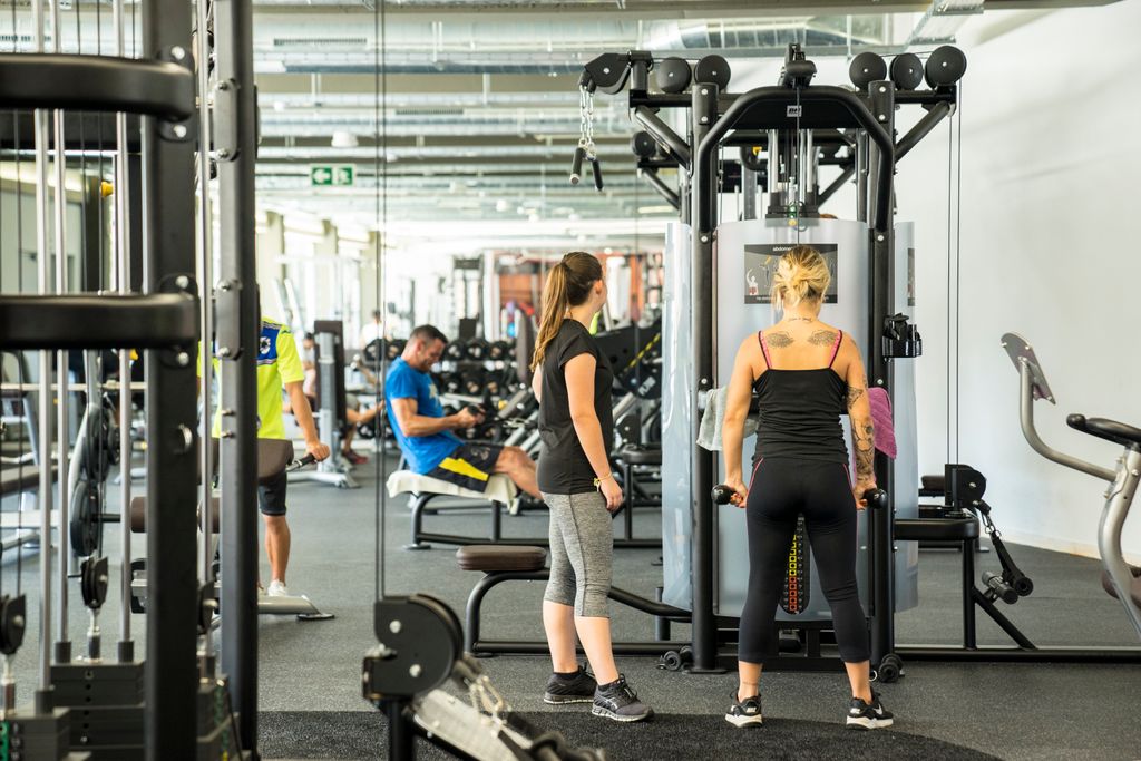 Usuàries fent servir les màquines de peses