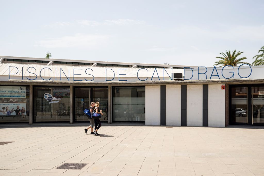 Porta i rètol de les Piscines de Can Dragó