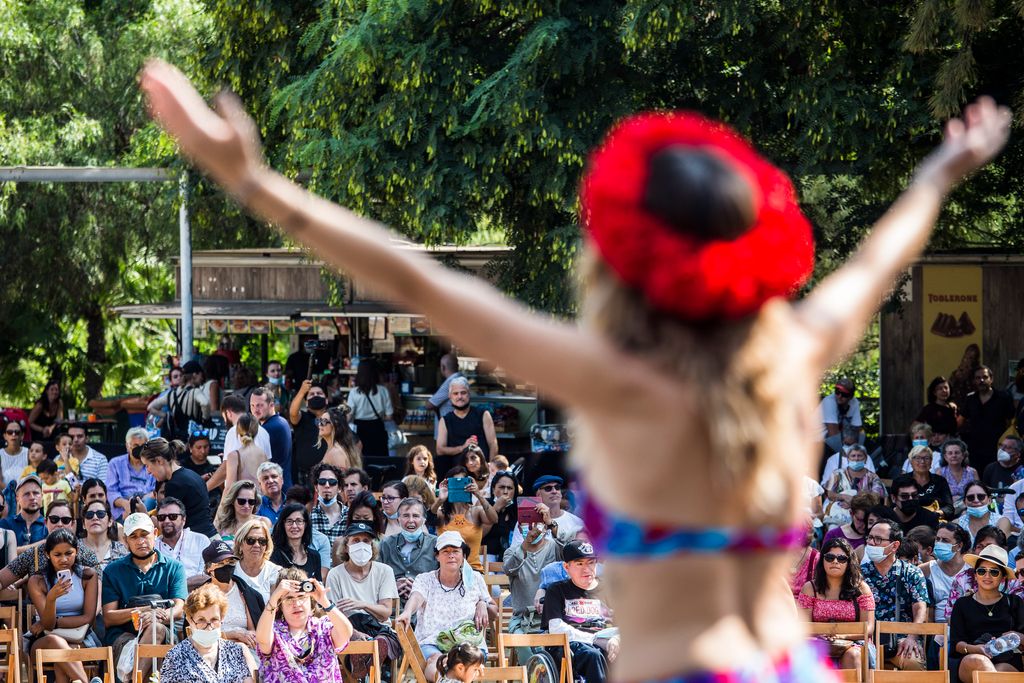 Públic assistent a una de les actuacions de la Festa de l'Associa't al parc de la Ciutadella