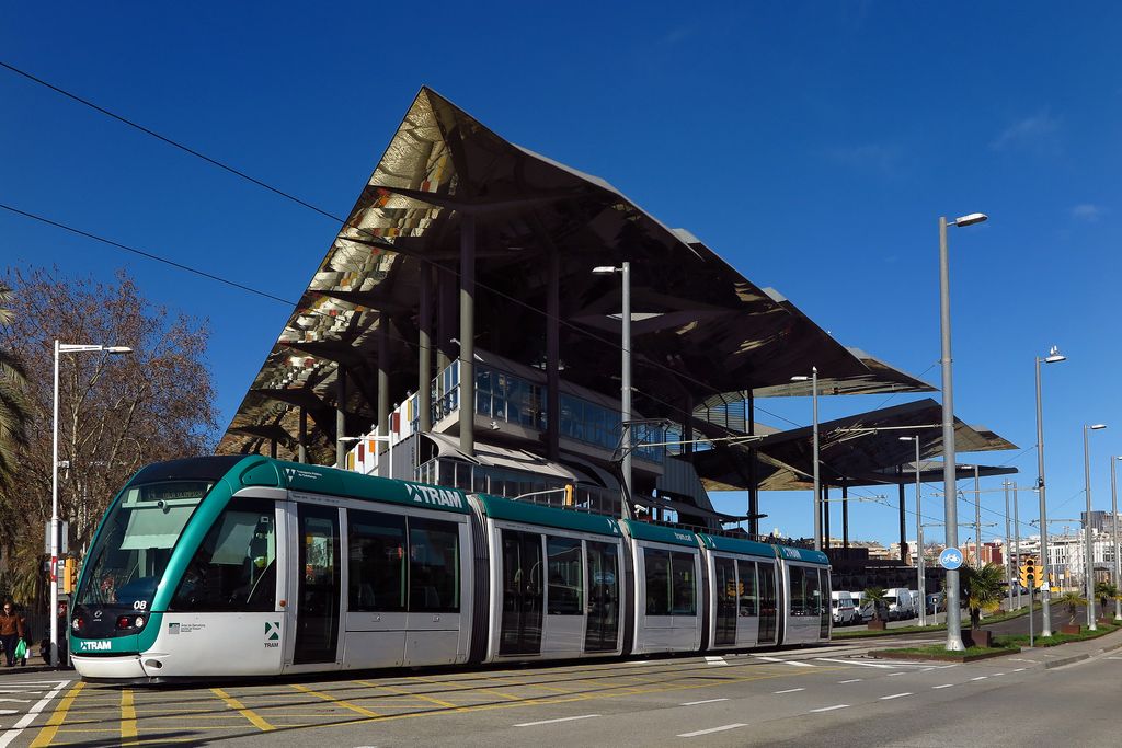 Tram passant davant els Encants