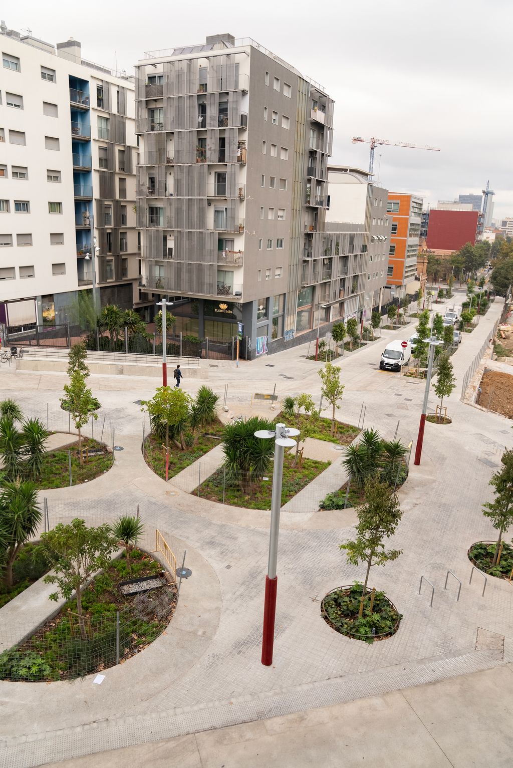 Vista en alçada del nou eix verd a la confluència del carrer dels Almogàvers amb Zamora on s'ha pacificat la zona transformant-la en una plaça amb plataforma única per garantir l'accessibilitat universal i la creació d'espais destinats al verd urbà amb parterres i arbrat