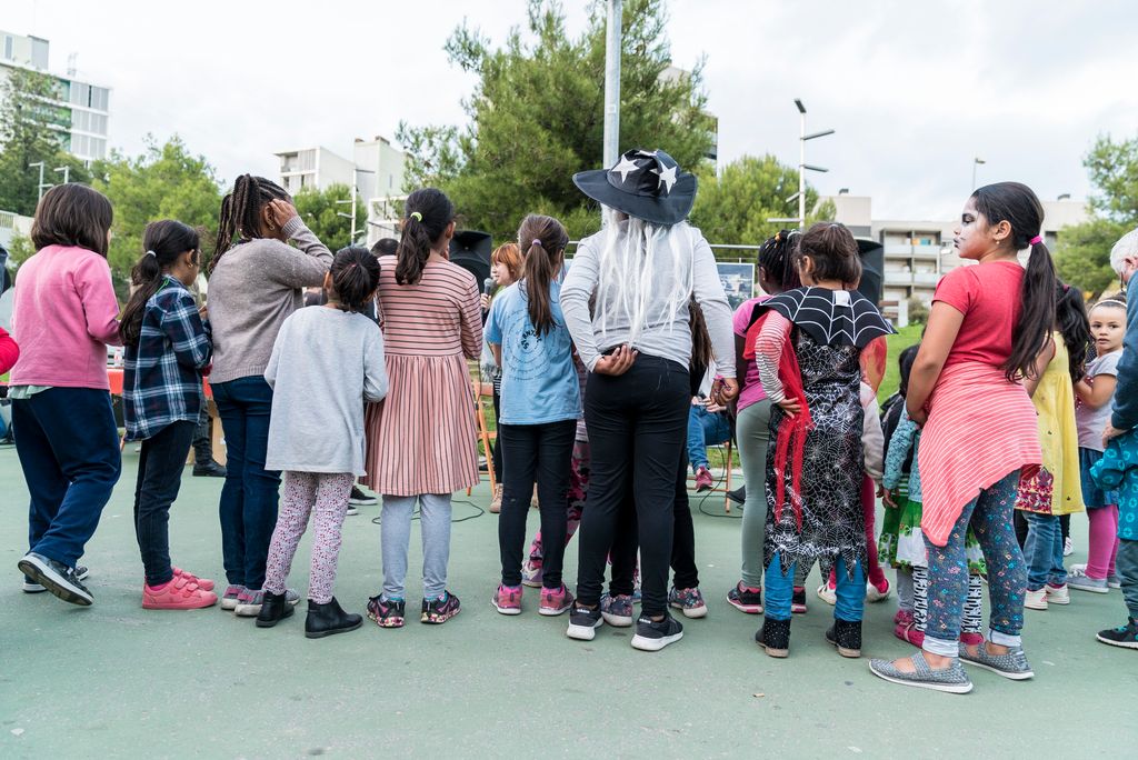 Nens i nenes jugant a una festa del Pla de barris a la Trinitat Nova