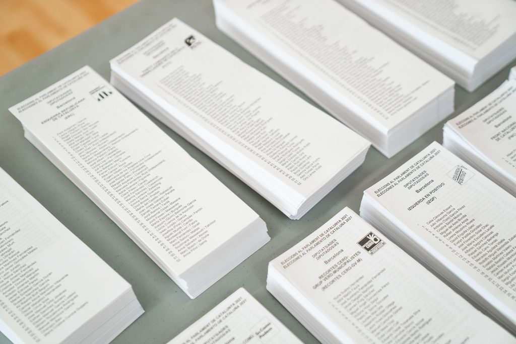 Paperetes electorals sobre una taula al Poliesportiu Municipal Camp del Ferro