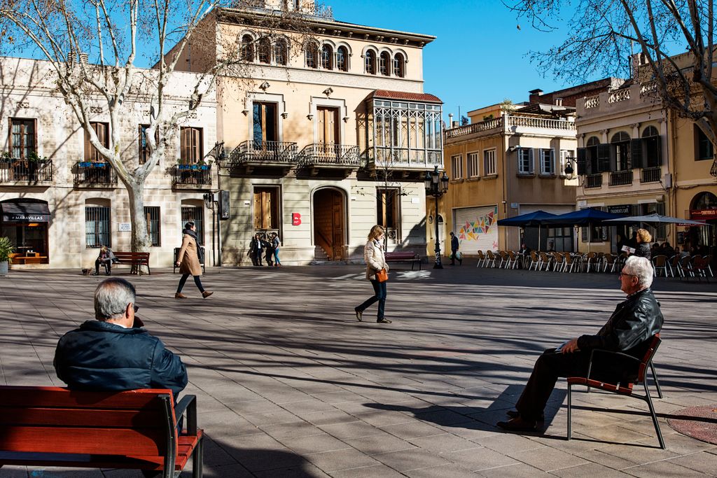 Vista general de la Plaça de la Concòrdia amb el Centre Cívic Can Deu al fons