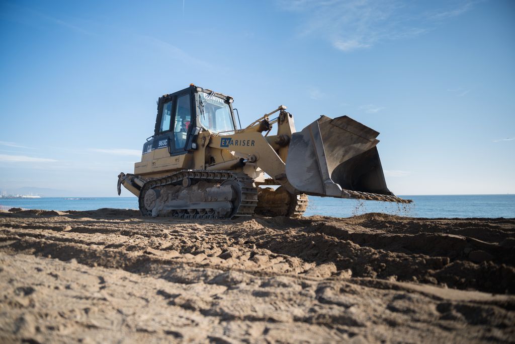Excavadora per a l'aportació a la platja de Sant Sebastià