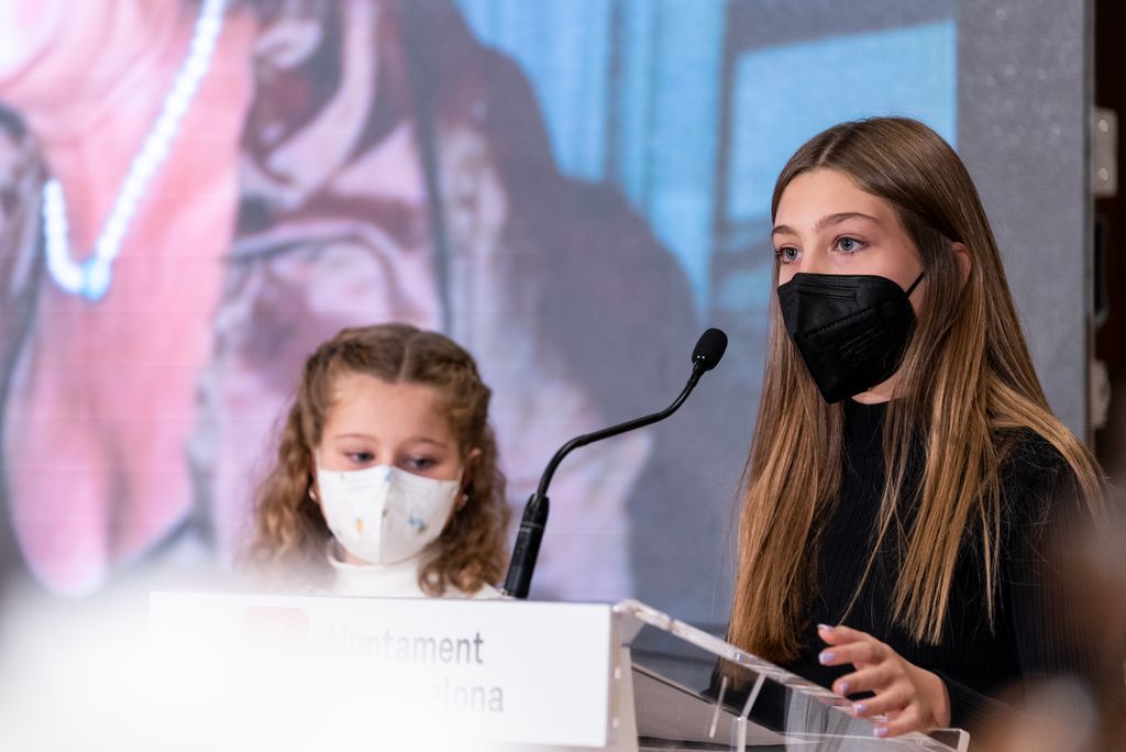 Glossa de l'Aladino Nespral a càrrec de Glòria i Elena Garcia al faristol del Saló de Cent durant el lliurament a títol pòstum de la Medalla d'Or de la Ciutat al mèrit cívic