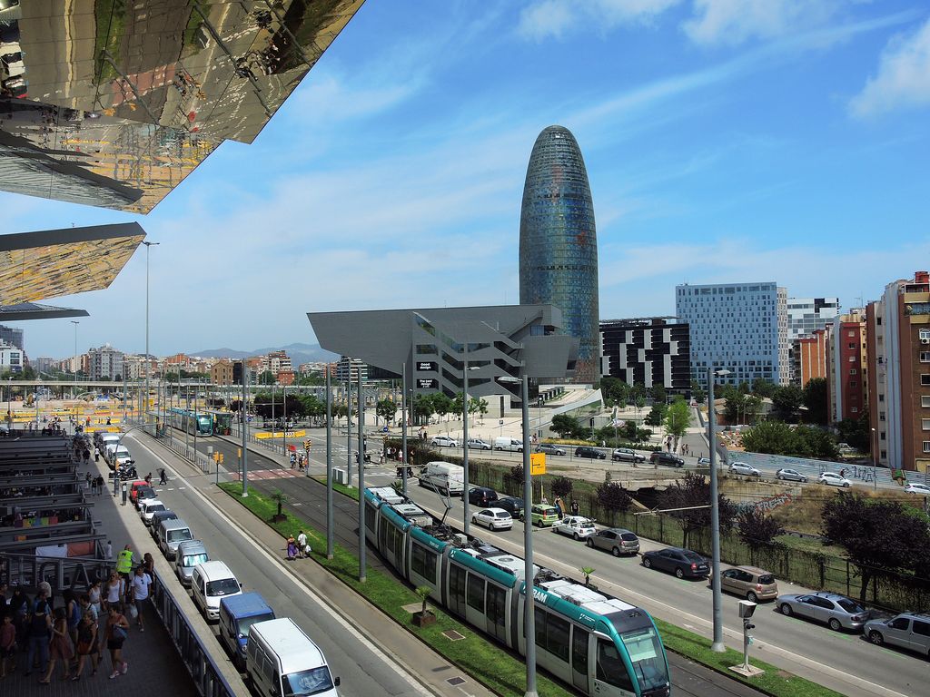 Juliol 2014. Vista de l’avinguda Meridiana a l’altura dels Encants amb el tramvia passant i la plaça de les Glòries Catalanes en obres un cop derruït el tambor