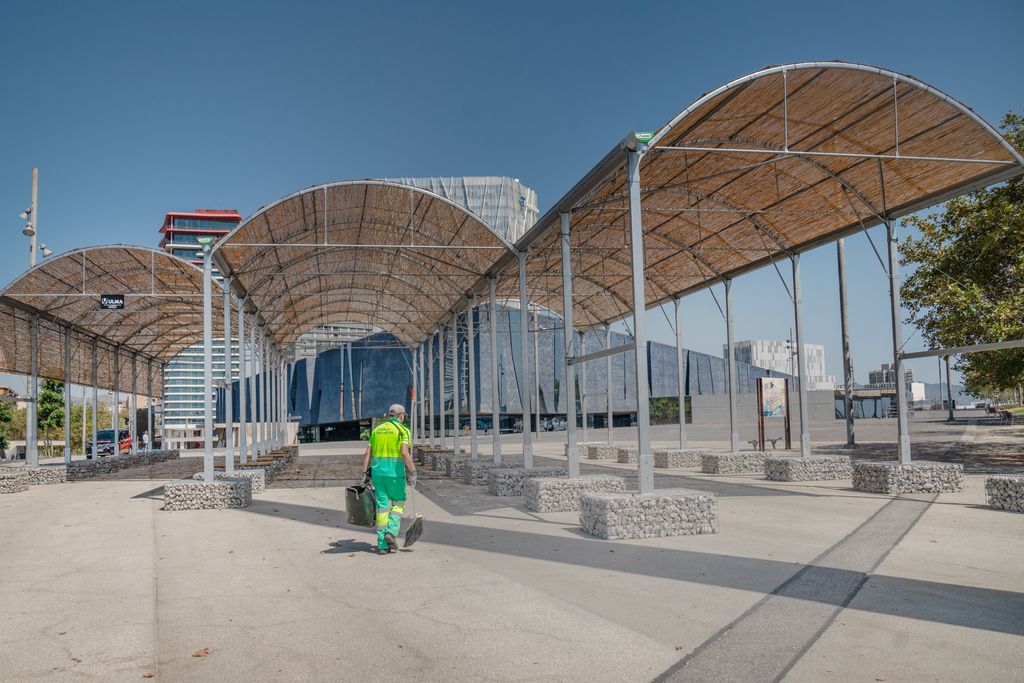 "Mar d'ombres", prototip del repte d'ombratge efímer de BIT Habitat del Parc del Fòrum amb un treballador de Barcelona neta