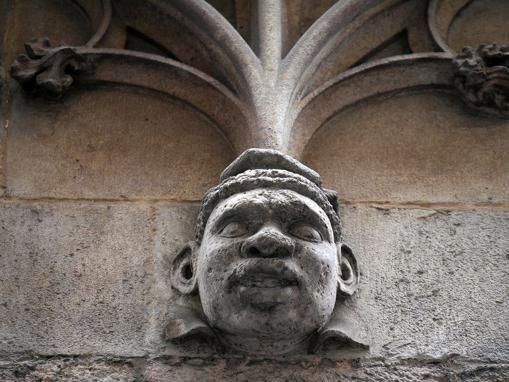 Mènsula rostre home negre al Palau de la Generalitat. Façana gòtica del carrer del Bisbe