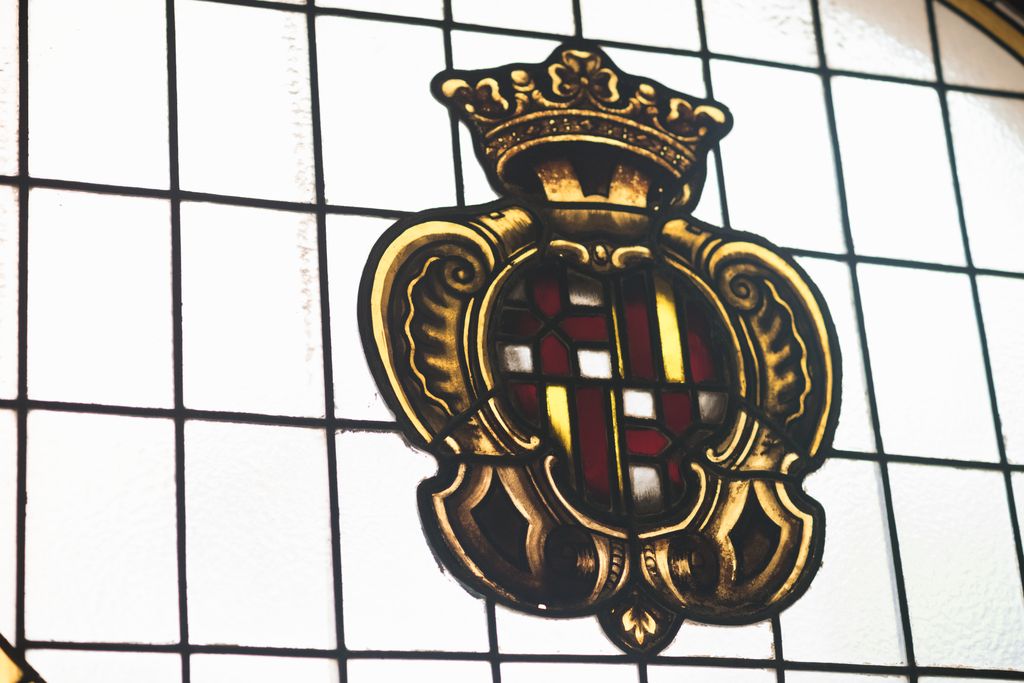 Detall d'un escut a un vitrall de la seu del Districte de Ciutat Vella