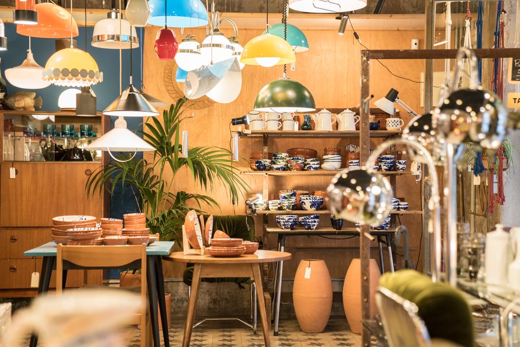 Botiga de decoració amb nombroses làmpades