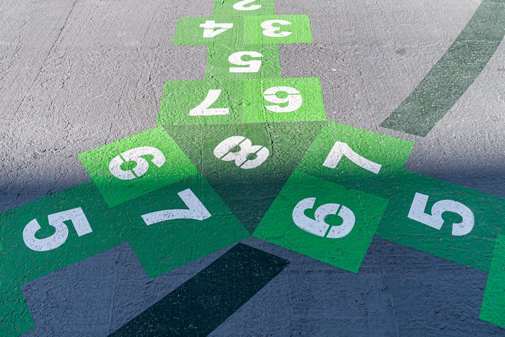 Detall del dibuix d’una xarranca al ferm de la zona pacificada del carrer del Mas Casanovas davant de la porta de l’Escola Mas Casanovas