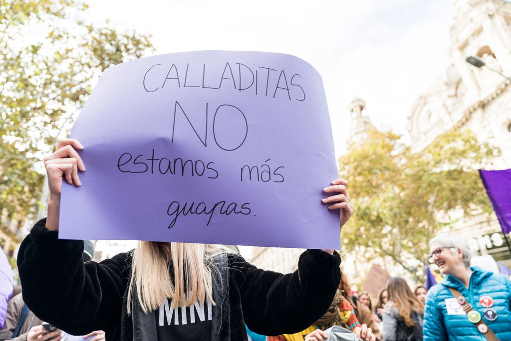 Cartell "Calladitas no estamos más guapas"
