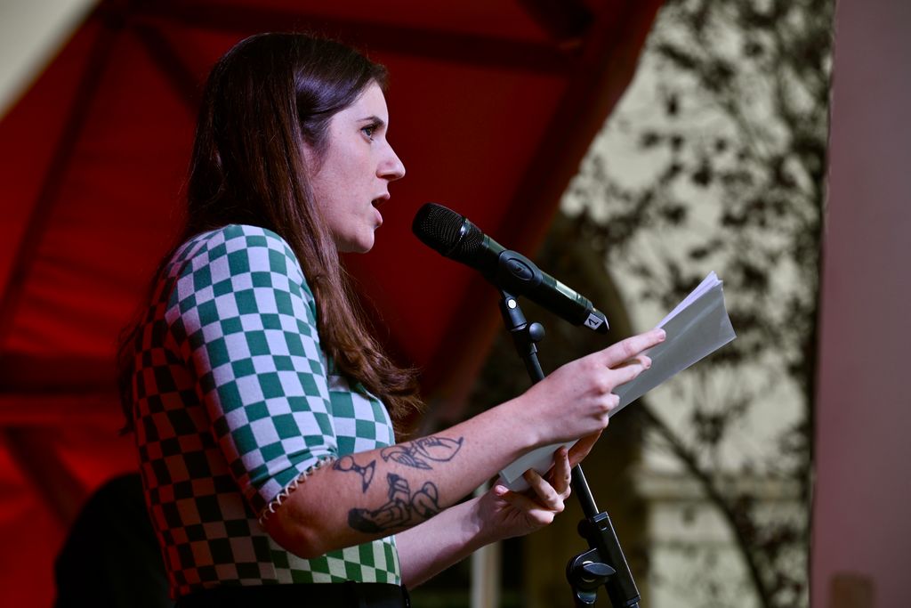 Proposta poètica 'Alguien montó mis piezas, cargó mi batería y se fue', de Mayte Gómez, durant la Biennal de Pensament 2024