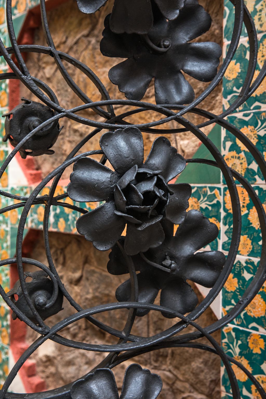 Casa Vicens. Elements exteriors de forja amb forma de flors