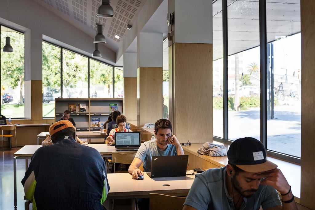 Biblioteca Jaume Fuster. Persones usuàries a la sala d'estudi