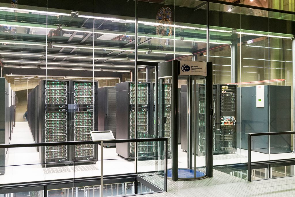 Sala amb els mòduls de la supercomputadora MareNostrum