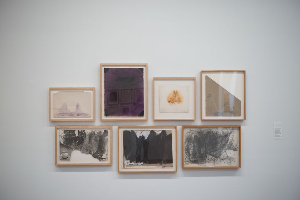 Obras de arte enmarcadas de Antoni Tàpies, en la exposición central del Año Tàpies