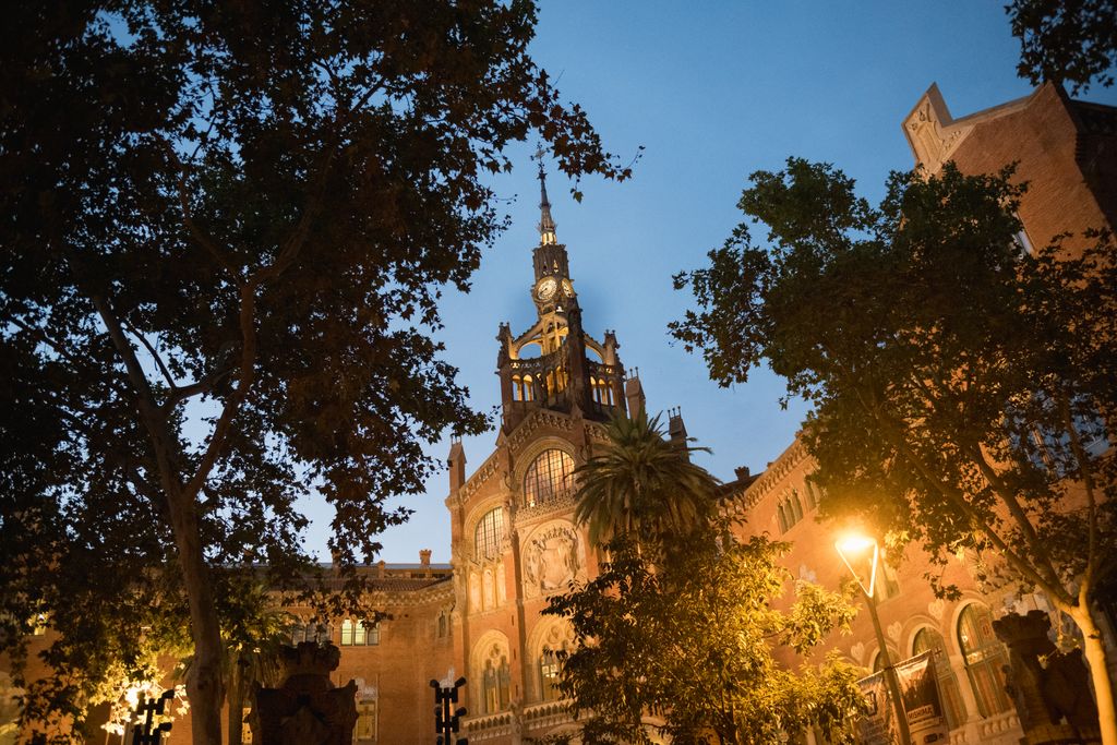 Vista de la fachada del Hospital de Sant Pau al atardecer