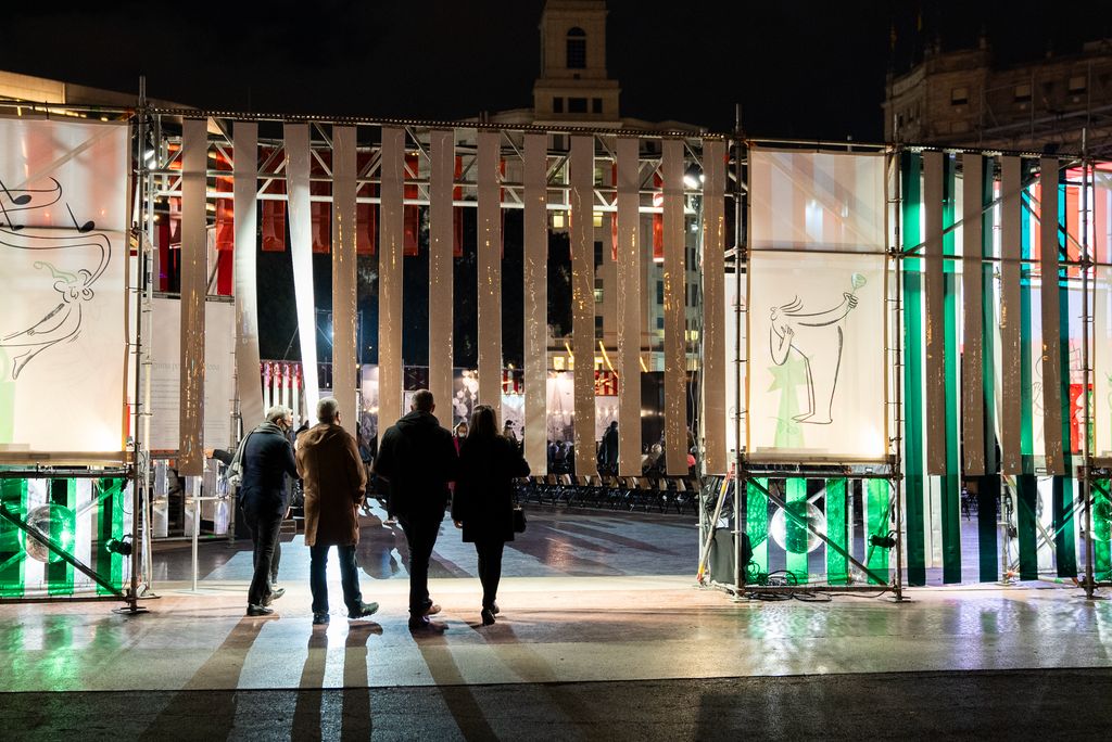Gent entrant al recinte del Festival de Nadal de la ciutat a la plaça de Catalunya, espai ideat per l'escenògraf i arquitecte Juli Sanjuan