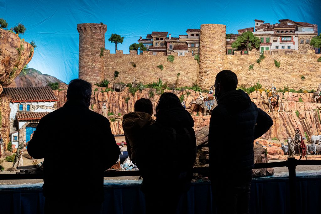 Visitants admirant el pessebre tradicional, obra de l’Associació de Pessebristes de Barcelona, instal·lat al pati de la Fundació Frederic Marès i inspirat per la Mediterrània i la població de Tossa de Mar