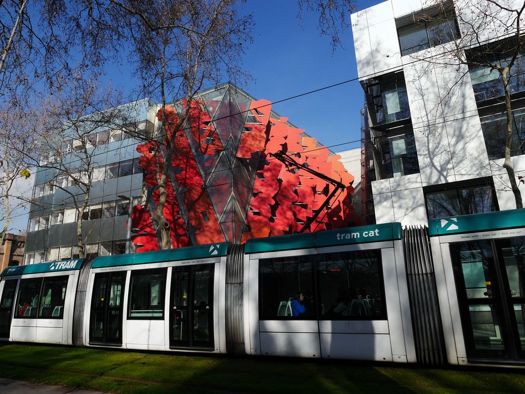 Campus de la Ciutadella de la UPF. Edifici Mercè Rodoreda amb el Tram pel carrer de Wellington