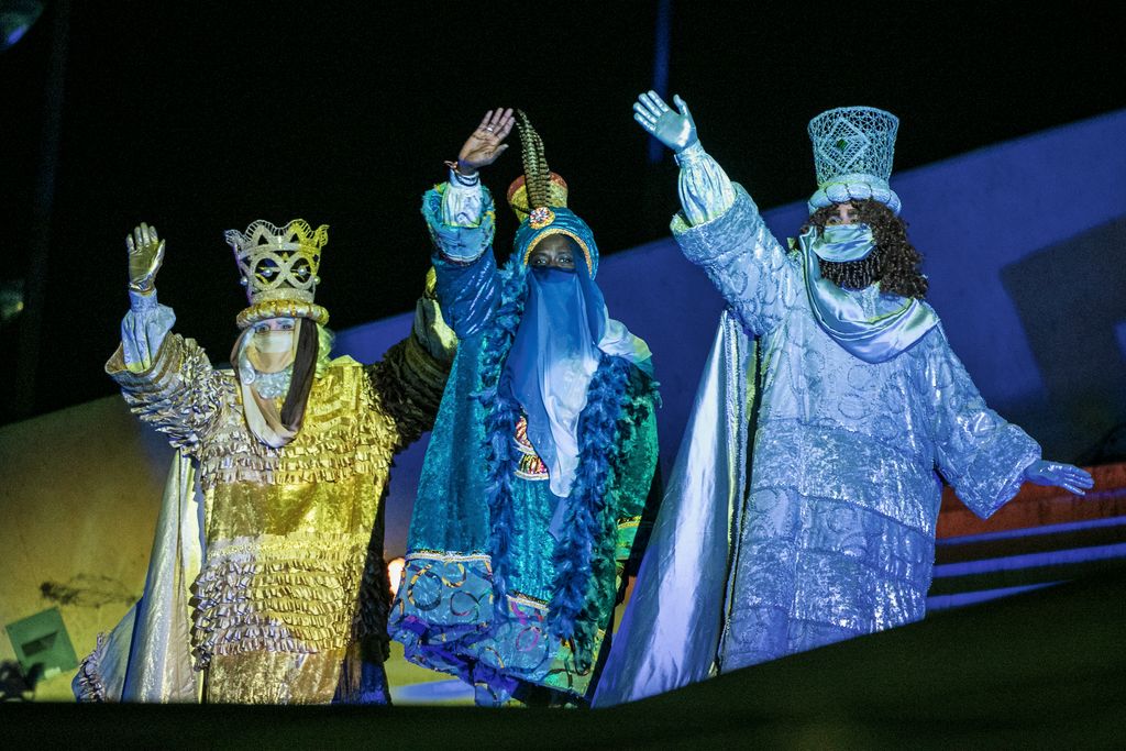 Los Reyes de Oriente saludan a todos los niños antes de marcharse hacia el Parque de la Magia de Oriente