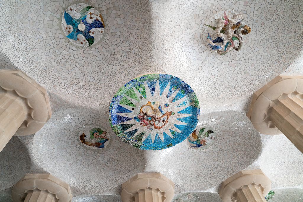 Plafons de trencadís ceràmic dissenyats per Josep M. Jujol per al sostre de la Sala Hipòstila del Park Güell