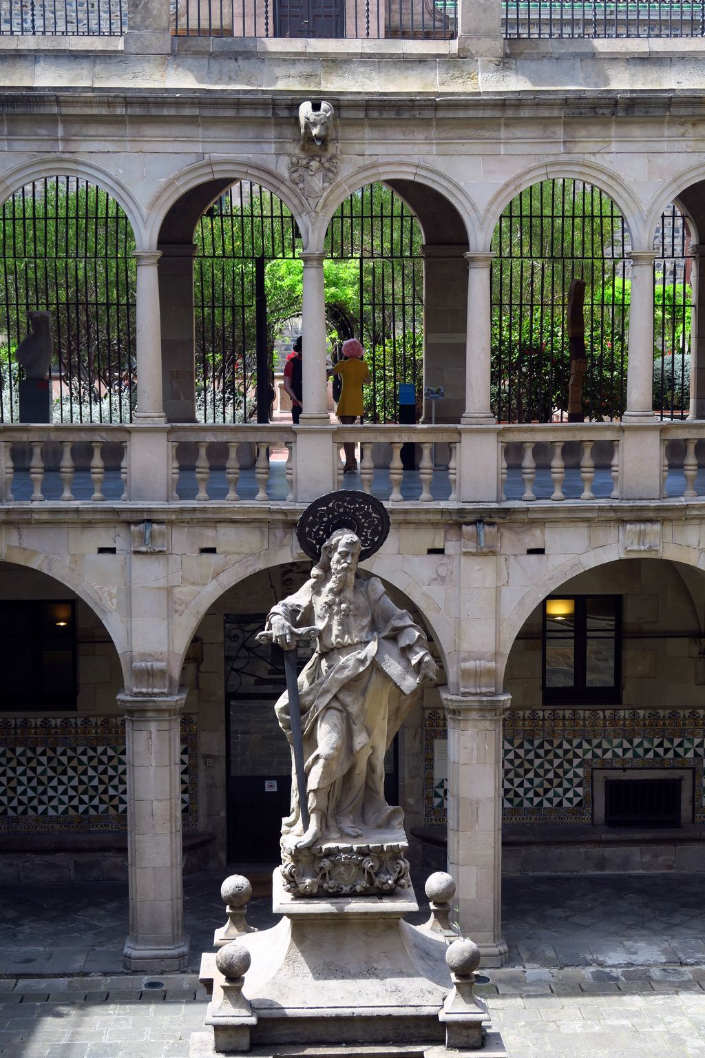 Casa de Convalescència. Pati i estàtua