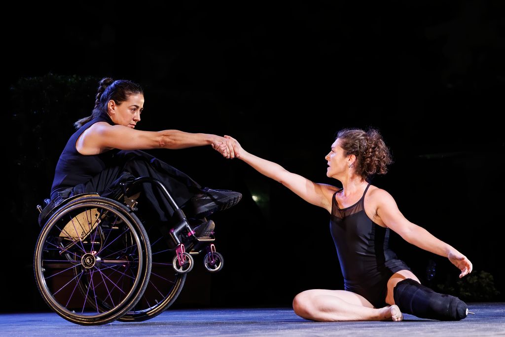Moment de l’espectacle 'The sound of the void', dins del MAC Festival, al parc de la Ciutadella, amb dues ballarines amb diversitat funcional