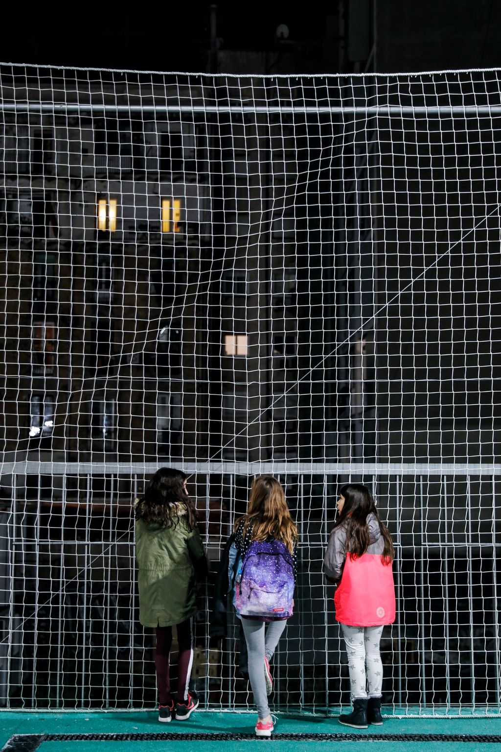 Nenes al pati de l'escola, situat al terrat