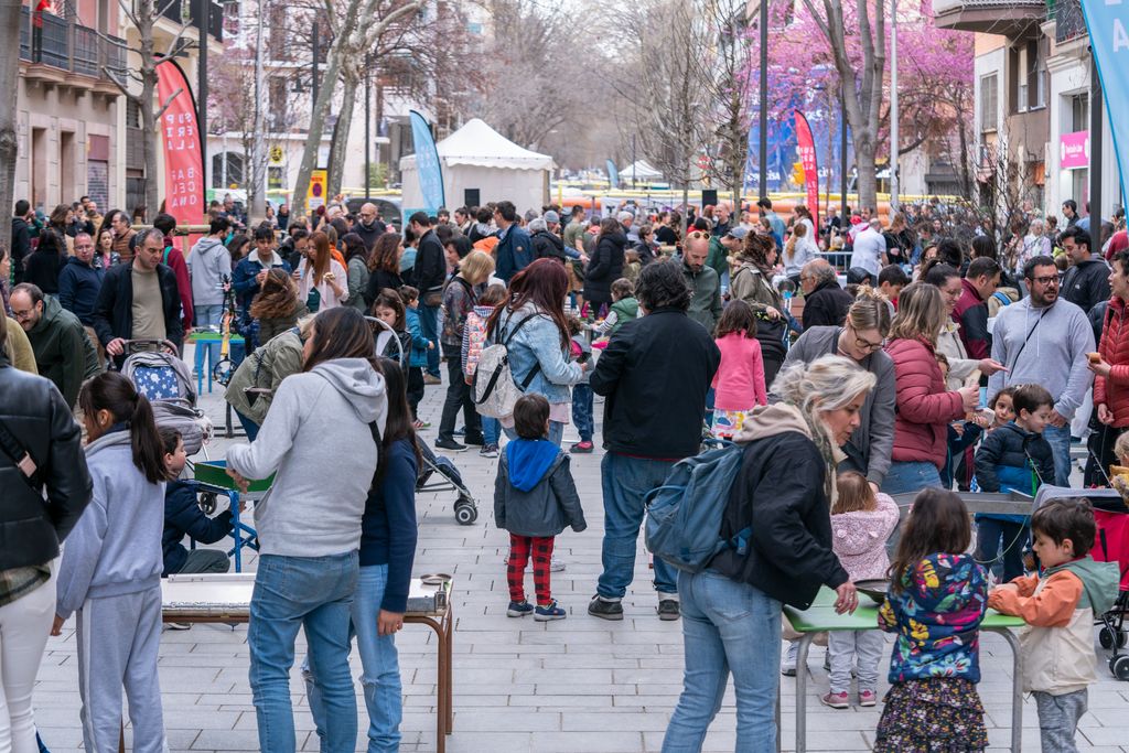 Pla general de l'ambient del carrer de Rocafort, entre Consell de Cent i el carrer de la Diputació durant la festa d'inauguració de la Superilla de Barcelona.