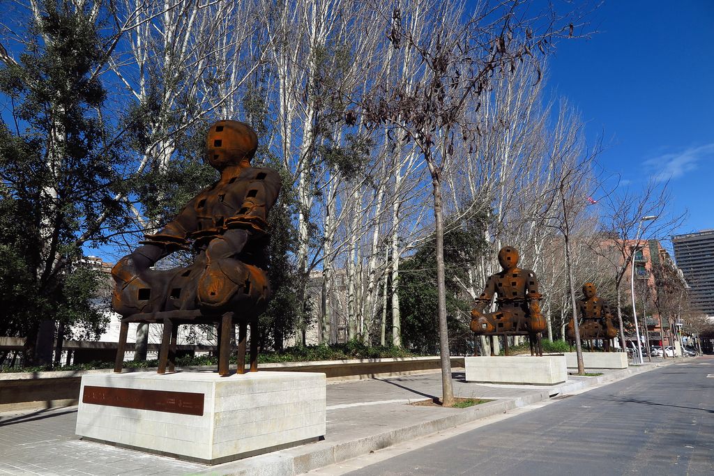 Superilla del Poblenou. Guardians (escultura) al carrer de Sancho de Ávila