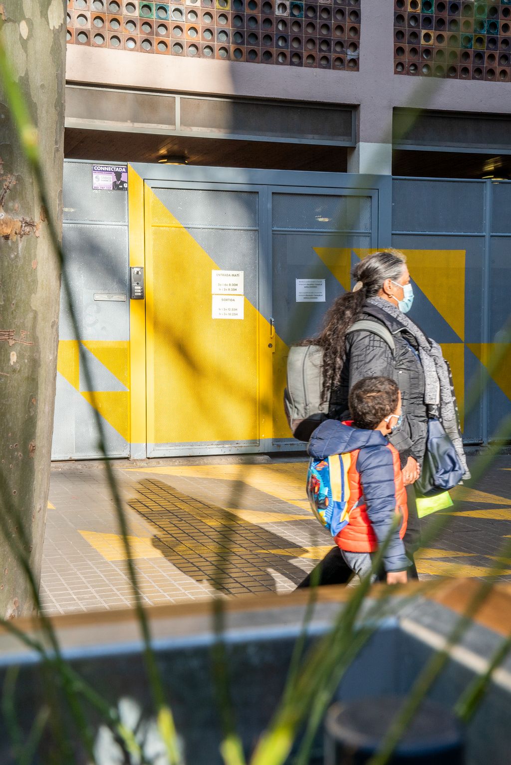 Una família camina per la zona pacificada a l’entorn de l’entrada de l’Escola Rubén Darío