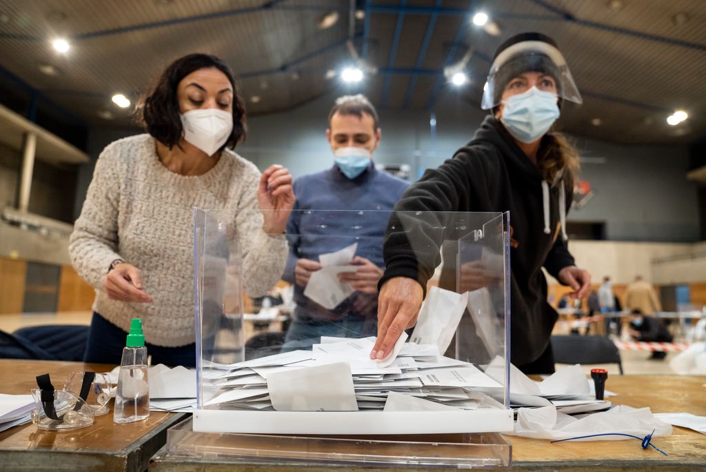 Una membre d'una mesa treu els vots d'una urna per fer el recompte al CEM L'Espanya Industrial
