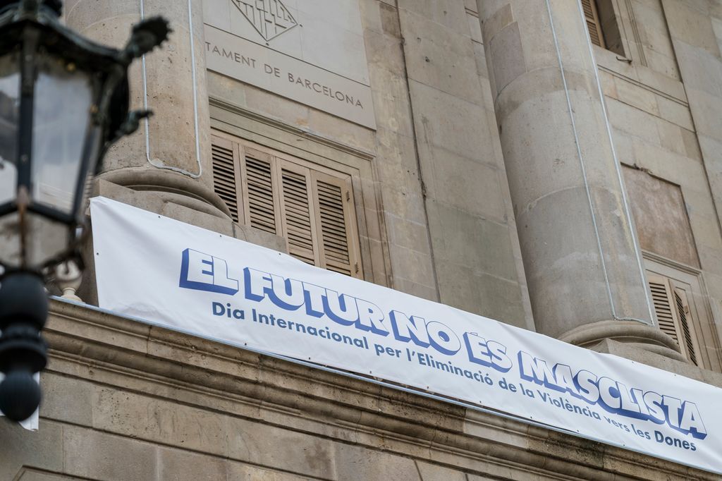 Pancarta a la façana de l'Ajuntament on es llegeix "El futur no és masclista"