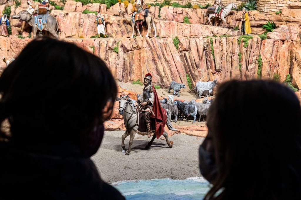 Visitants admirant el Pessebre tradicional a la Fundació Frederic Marès. Es veu la figura d’un soldat romà a cavall passejant a prop del mar