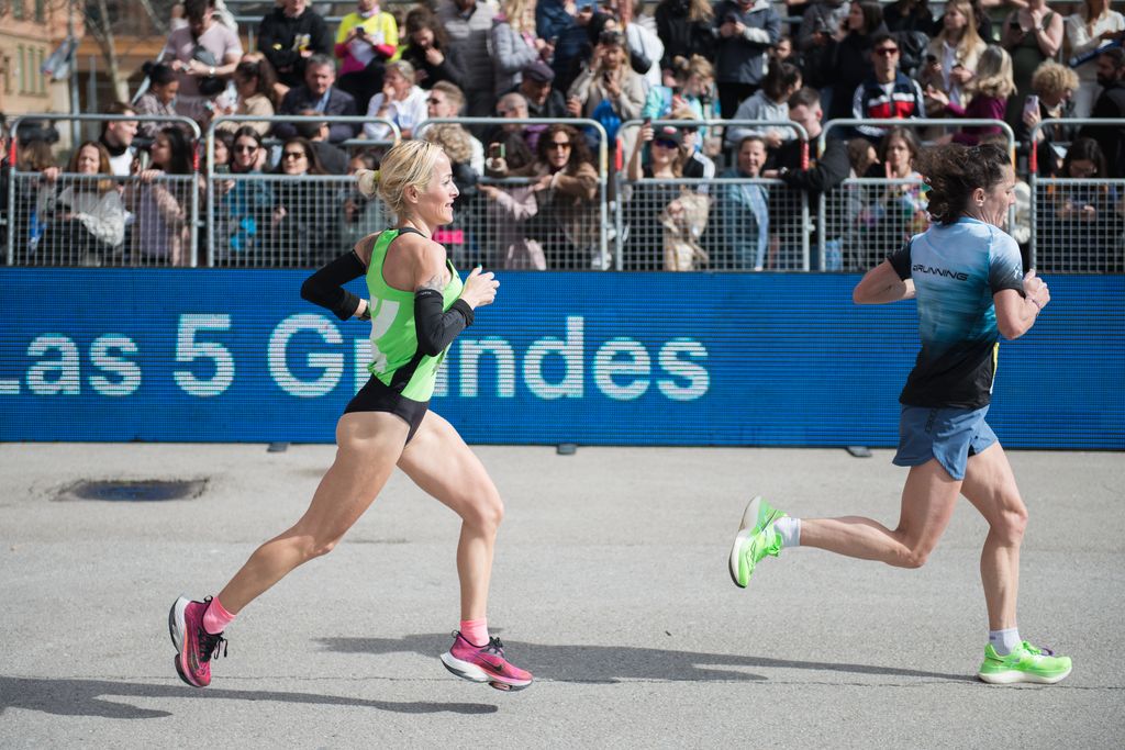 Dues corredores de la Marató de Barcelona. Al fons, el públic.