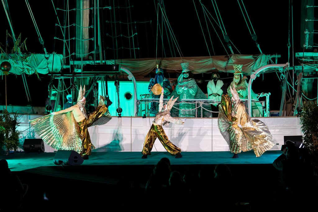 Espectacle de dansa de membres del seguici reial a l'escenari del Port del Fòrum, davant del pailebot 'Santa Eulàlia'