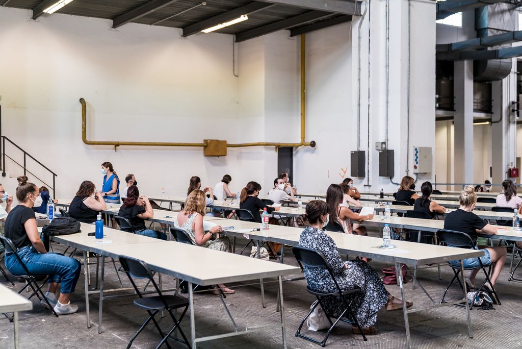 Opositors asseguts als seus seients al respectiu sector de la Fira de Barcelona abans de l’inici de les proves del Grup C